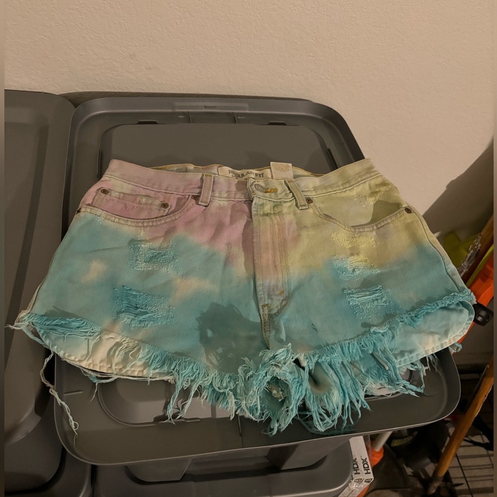 Nwt tie dye ripped  Levi’s shorts